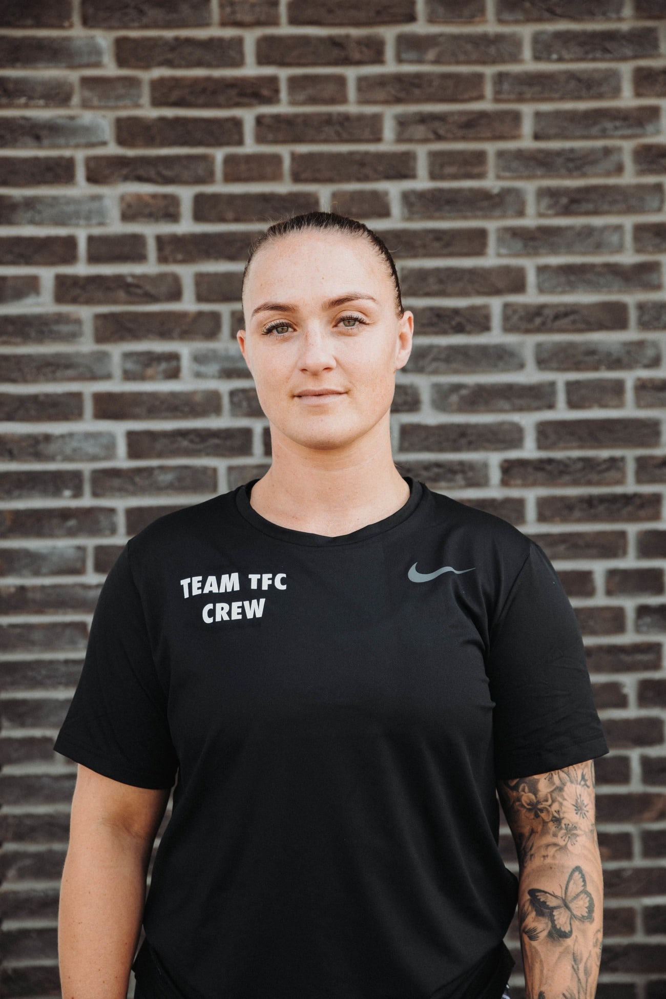 Potret foto nadia voor een muur